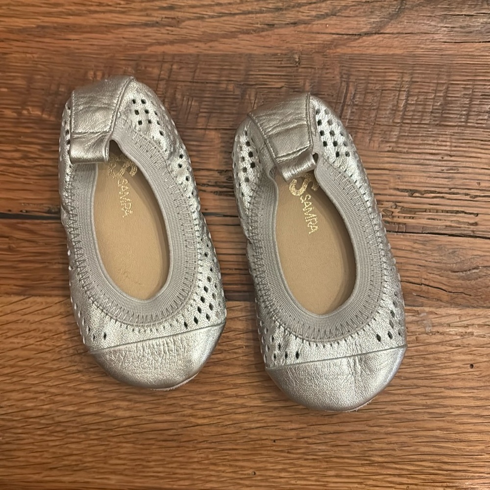 Yosi YS Samara Foldable Ballet Flat in Silver Metallic Leather 5C NWOT